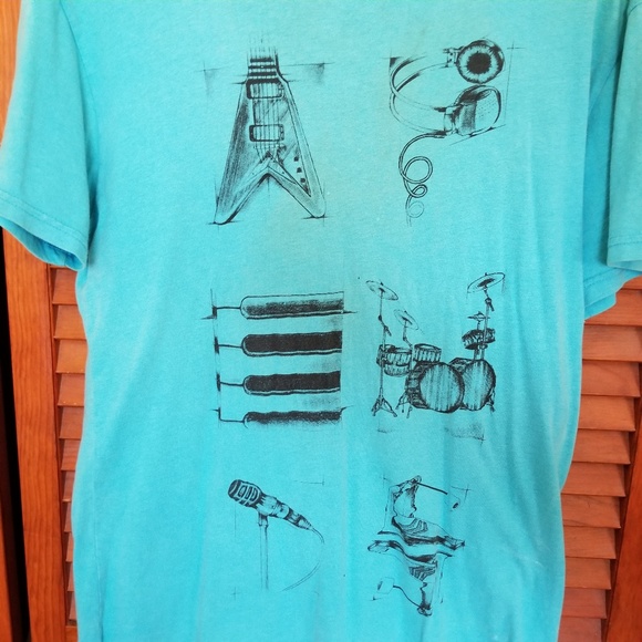 T-Shirt - Picture 2 of 4